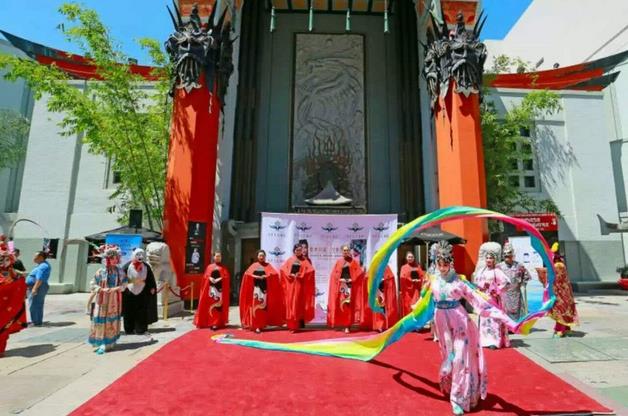 川剧“变脸”到洛杉矶星光大道“玩快闪”