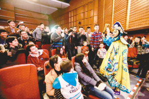 “成都有戏——2015川剧艺术巡演”美国教授耍水袖