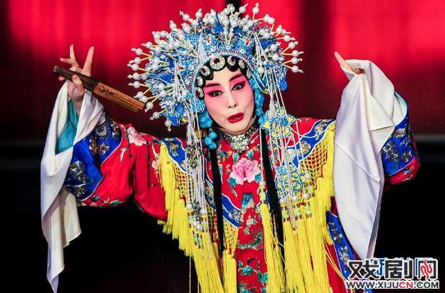 舞动在美国的京剧凤袍：孙萍夫妇及徒弟邵振坤表演京剧《贵妃醉酒》