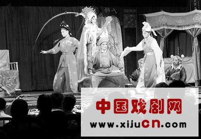 伴随阵阵锣鼓声，悦来茶园的川剧又重新恢复上演