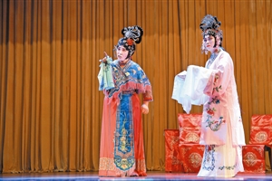 巩雪琴（左）饰演的红娘与陈欣荣饰演的崔莺莺