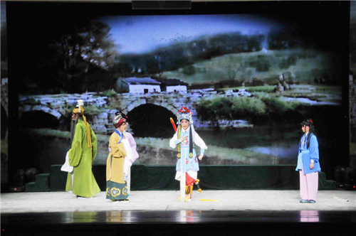 磴槽艺校少儿版豫剧《花木兰》精彩亮相