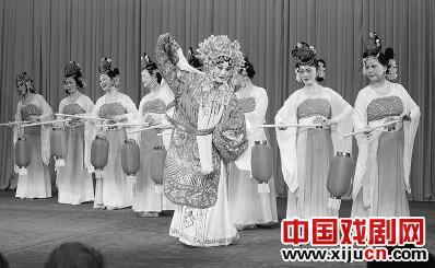 退休校长李万自费举办个人京剧演唱会