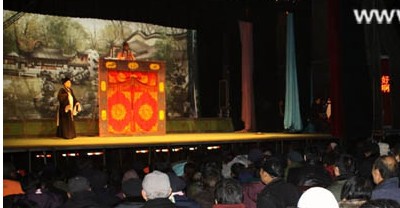 佘国华自费请来河南省小皇后豫剧团为村民演出