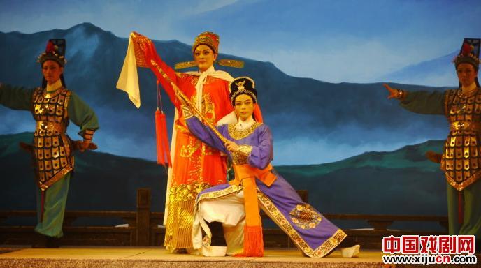 肖雅和小百花越剧团在京联袂演出越剧《新巡按斩父》