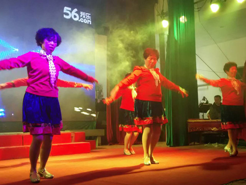 农村邀请越剧团来做戏