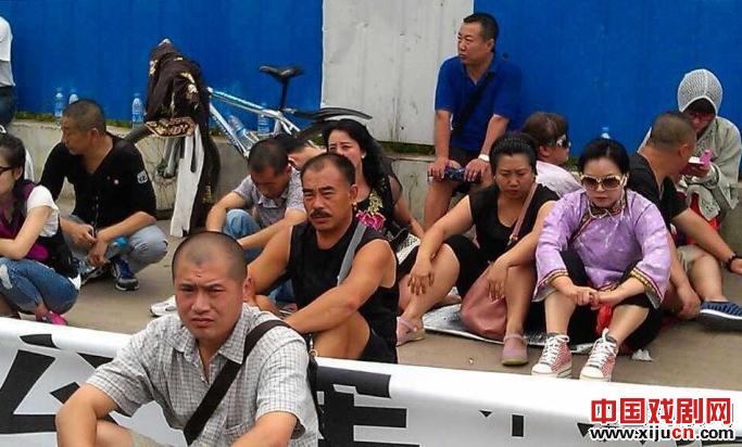 长春评剧院遭强拆演员上街请愿