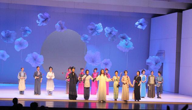 余杭小百花组织观摩浙江小百花越剧团演出的《二泉印月》