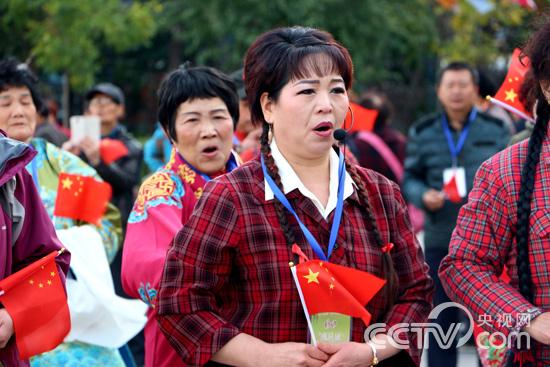 刘玉阁正在唱现代豫剧《朝阳沟选段》。