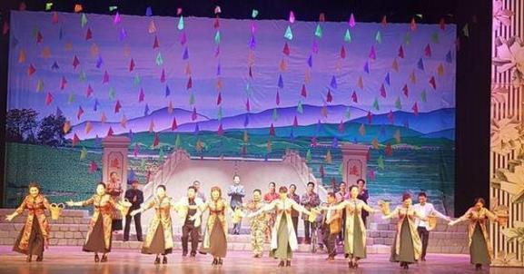 河南首部大型扶贫现代曲剧《春风化雨》唐河公演