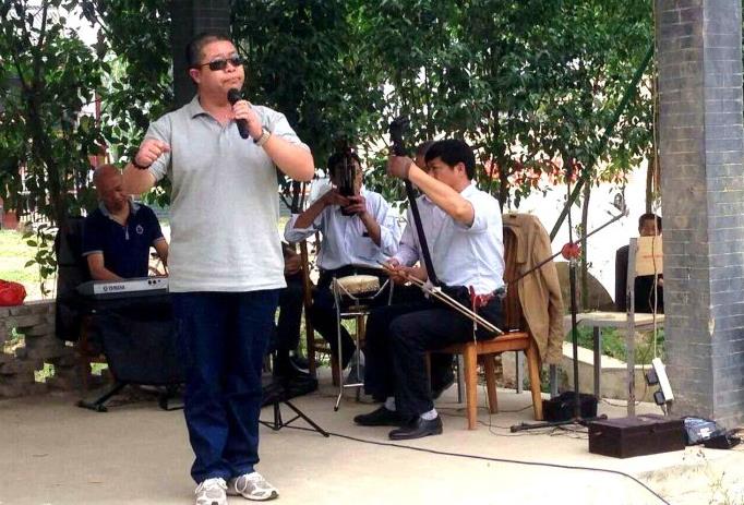 原南阳曲剧团团长牛长鑫率领南阳市戏曲名家演出队深入基层