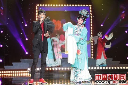 李行亮与胡文阁共同演绎《女人如花》