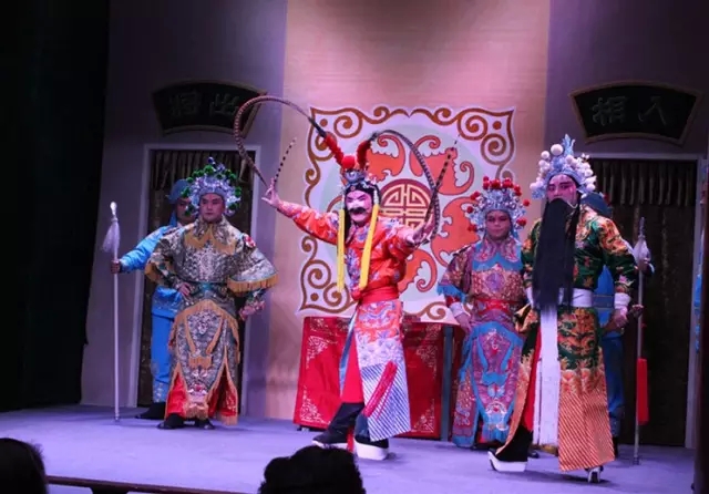 川剧《战万山》