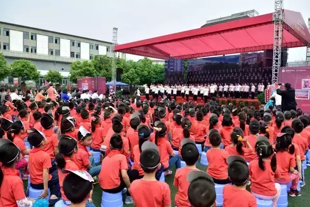 驿都实验学校教师带来节目《静夜思》