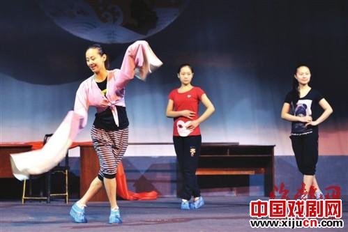 福建省芳华越剧团22朵&ldquo;金花&rdquo;让尹派越剧艺术冲满更多青春魅力