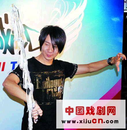 林俊杰在北京最有名的戏馆之一湖广会馆欣赏京剧，学的京剧有模有样（图）