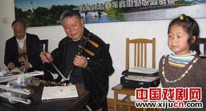 张红艺，与扬州新闻票房、戴春林京剧团艺术交流