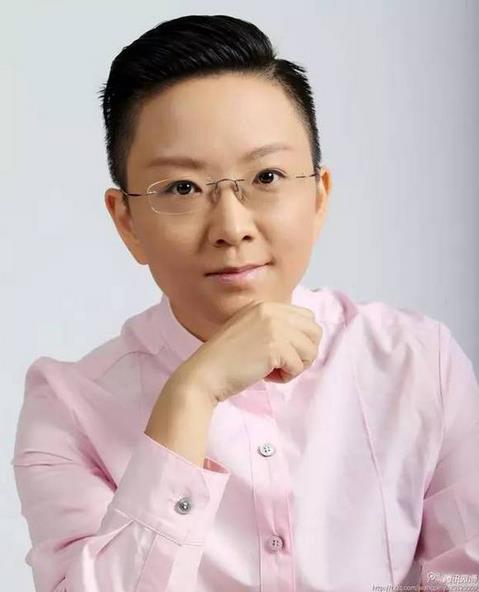 她帅气难挡英气逼人却演了二十多年男人，是建国后第一位女老生，人称&ldquo;小冬皇&rdquo;，是&ldquo;