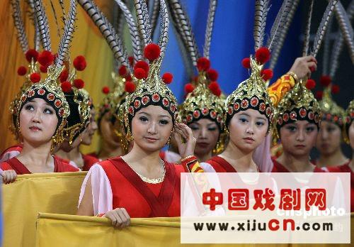 全身中国京剧装束风格的拉拉队准备登台献艺（图）