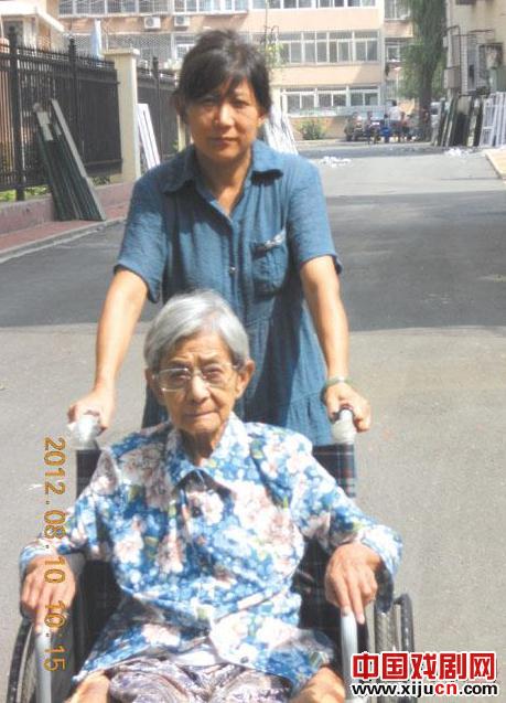 何淑林，艺名&ldquo;小妞子&rdquo;