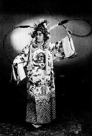 在小生行中能自己组班挂头牌的，迄今为止，京剧史上只有叶盛兰一人