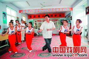 宋长荣指导孩子学京剧