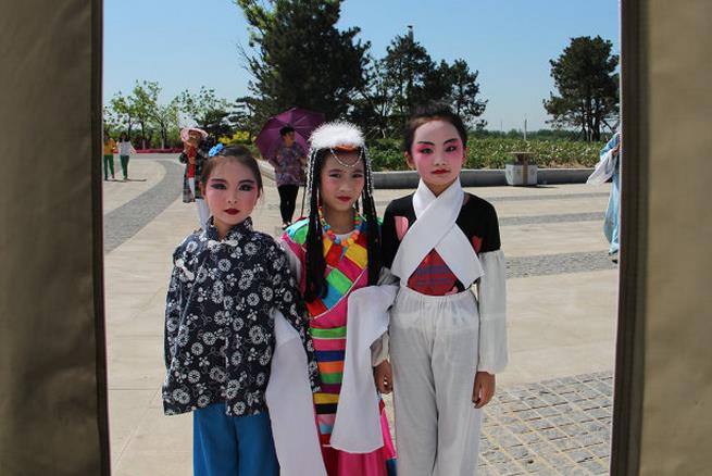 评剧名家罗慧琴与她的洋学生一起为&ldquo;世园会&rdquo;报花名