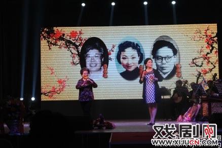 吴博莉与学生天津汉沽文化馆长,毕业于天津戏校的田宝荣在演唱《朱痕记》