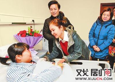 “银环”的扮演者杨红霞拉着冯晓格的手，祝她早日康复