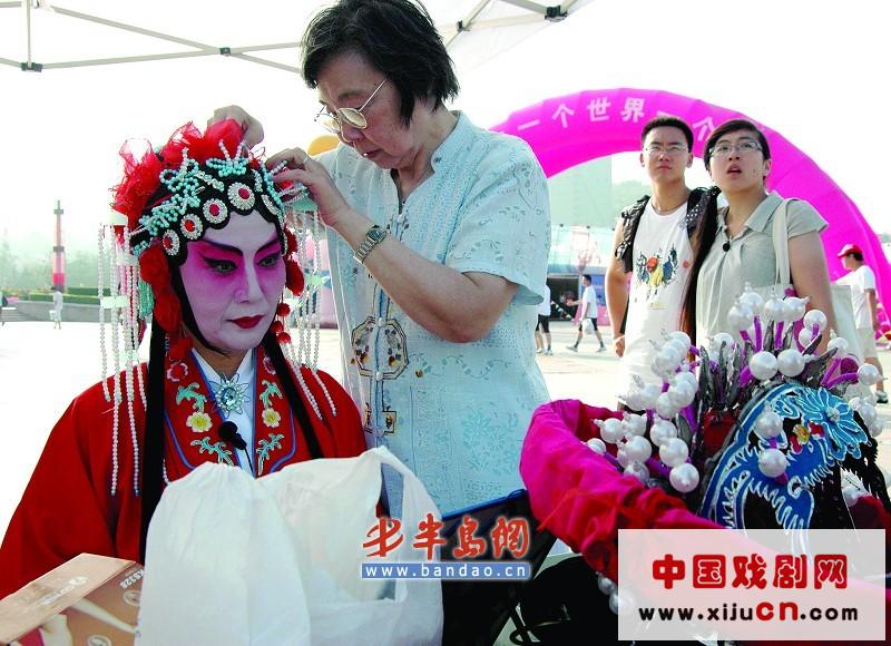 20名岛城票友在奥运文化广场进行京剧表演（图）