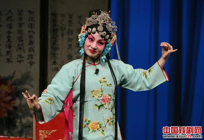 鲜灵霞演唱的《回杯记》中"玉姐我在闺房摆好镜架","风送荷香","叶