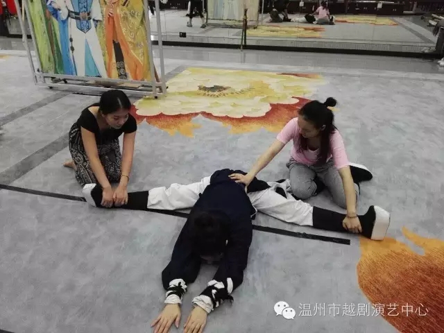 新编越剧《凤冠泪》紧锣密鼓排练中