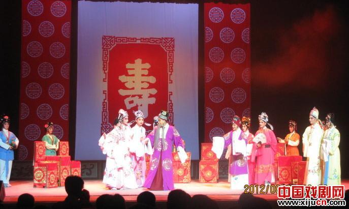 河南省豫剧二团青春版《五女拜寿》在河南儿童剧院上演