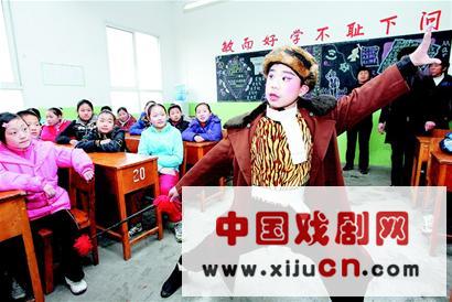 领略国粹的魅力 小学生上演京剧&ldquo;打虎上山&rdquo;