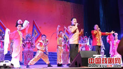 石河子市豫剧团为一三六团团场干部群众奉献了一台精彩的演出