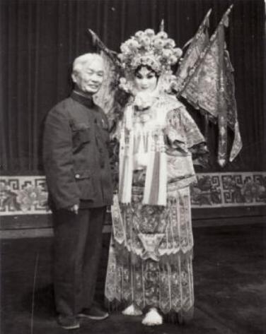 赵义庭观看女儿赵娟演出的豫剧《三关点帅》后,父女合影留念