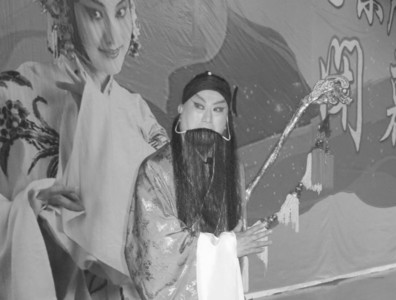 61岁的张俊芳组织的惠胜京剧团已有近百人