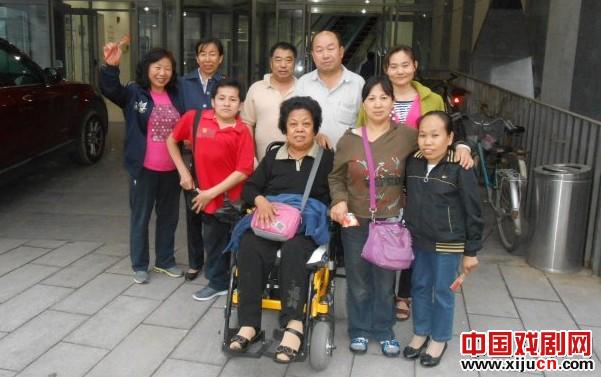 兴丰街道温馨家园组织残疾朋友观看传统评剧《杨三姐告状》