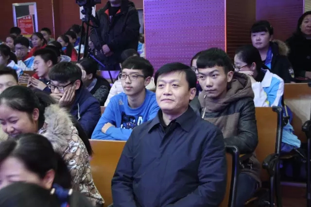 郑州四中国际部学生与闫校长共同观看《老鼠嫁女》