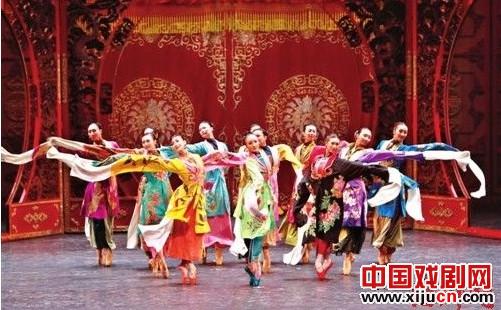 穿着京戏服跳芭蕾