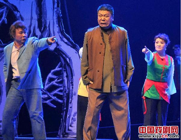 现代豫剧《王屋山的女人》在许昌演出