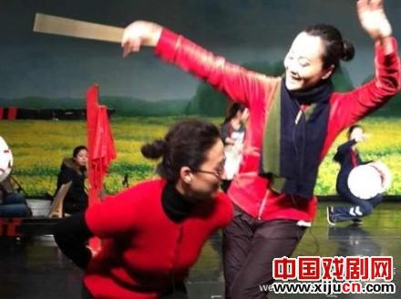 茅威涛赶排越剧《春香传》最新图片