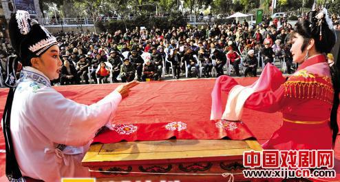 古装越剧《玉堂春》梅湾街上演