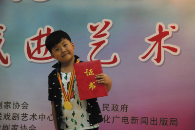 &ldquo;京剧小明星&rdquo;岳子豪为大连摘首个&ldquo;小梅花&rdquo;金奖