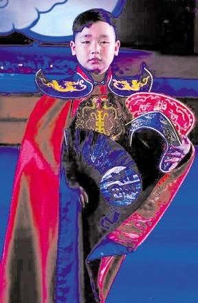 8岁男孩何新汉应邀到泰国表演川剧变脸