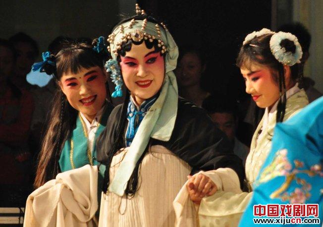 河南省曲剧团来到义安矿业公司演出