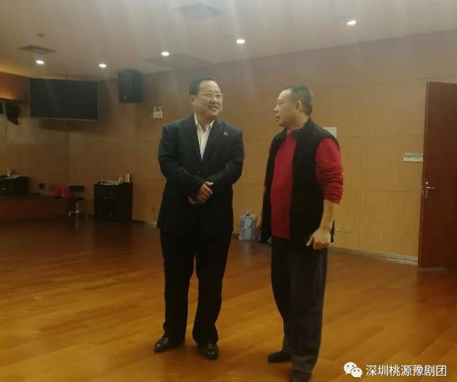 袁成友先生到访桃源豫剧团，鼓励豫剧南粤开花！