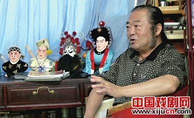 杨玉栋制作盔头彩塑京剧脸谱的手艺需要传承人