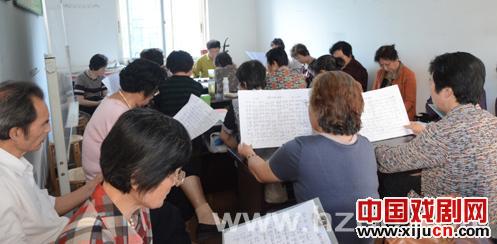 退休后的胡志强继续传授越剧20年