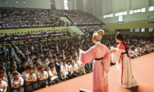 绍兴小百花越剧团五代娘子军携手为越剧撑&ldquo;门面&rdquo;